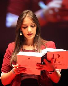 Imagen secundaria 2 - En la fotografía superior, Belén Viloria y Leo Harlem durante el acto final del evento. Abajo, a la izquierda, Mariano Sigman; a la derecha, Carmen Jiménez Borja.