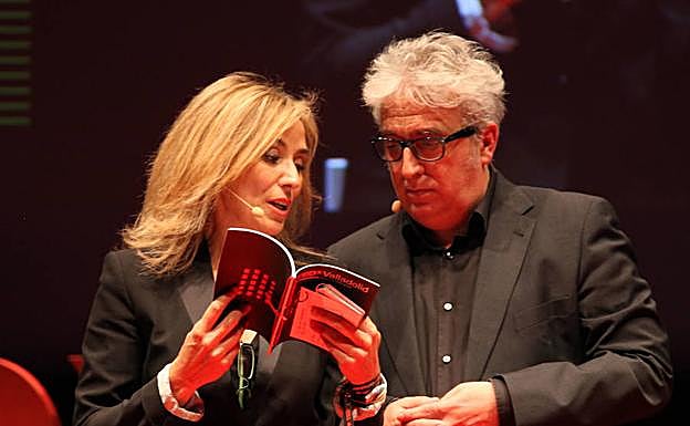 Imagen principal - En la fotografía superior, Belén Viloria y Leo Harlem durante el acto final del evento. Abajo, a la izquierda, Mariano Sigman; a la derecha, Carmen Jiménez Borja.