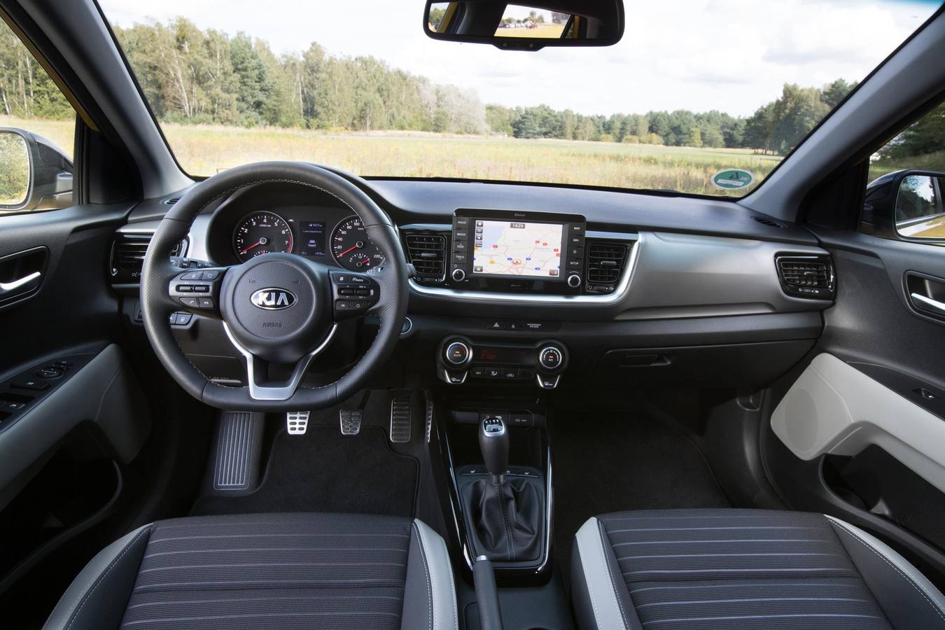 Con poco más de 4,10 metros de longitud, el nuevo Kia Stonic es un SUV compacto, con un inconfundible estilo europeo y las mayores posibilidades de personalización que haya tenido nunca un coche de la marca. A la venta desde 12.919 euros. 