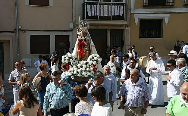 La Virgen de la Palma, ayer, durante la procesión en Cuéllar. 