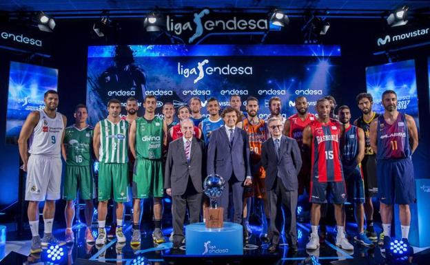 Jugadores de los 18 equipos de la Liga Endesa, en la presentación del campeonato. 