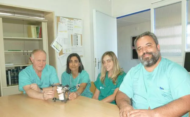 El doctor José Luis Pérez Rojo, la enfermera Toñi Díaz y los especialistas Alicia Hernández Salazar y Arturo de Paz Sánchez, en la sala de reuniones del servicio de Cirugía Oral y Maxilofacial.