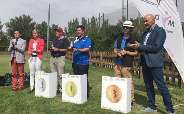 Podio de ganadores, junto a los autoridades al término de este campeonato.