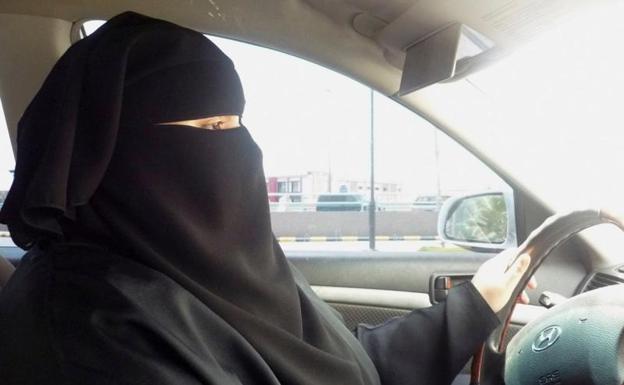 Una mujer saudí desafiando la ley que les impide conducir.