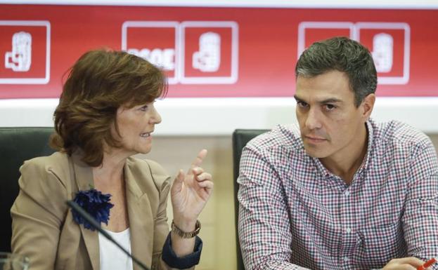 Carmen Calvo y Pedro Sánchez.