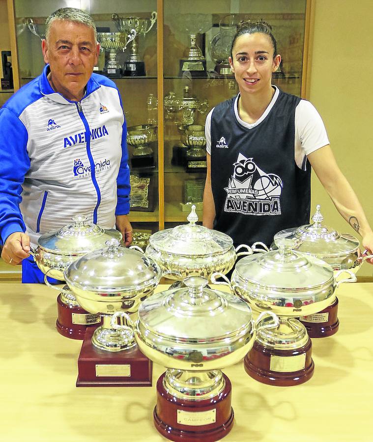 Miguel Ángel Ortega y Silvia Domínguez posan con las seis Supercopas de España de Avenida