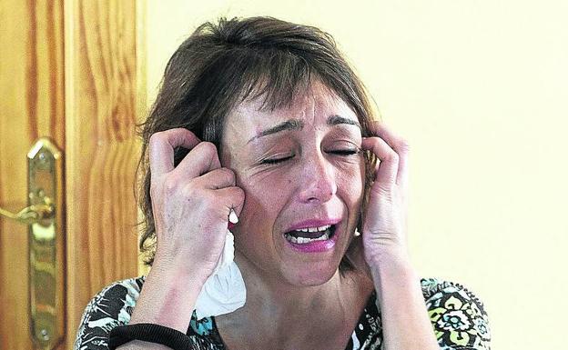 La granadina Juana Rivas, llorando ante los periodistas. 