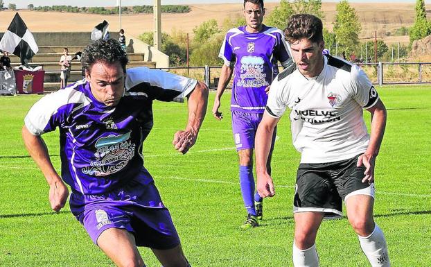 Melero intenta zafarse de un rival del Salmantino.