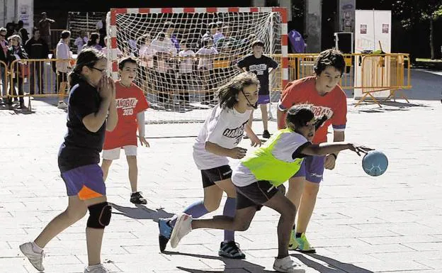 Niños jugando al balonmano.