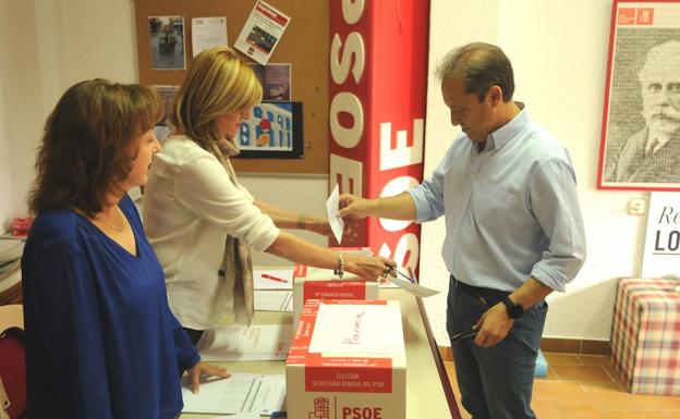 Juan Luis Gordo vota en las primarias del pasado mes de mayo.