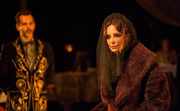 Silvia Marsó, en una escena de la obra basada en la novela de Stefan Zweig. 