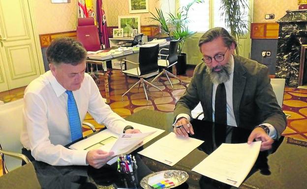 Francisco Vázquez y José Luis Moreno, ayer, en la Diputación de Segovia. 