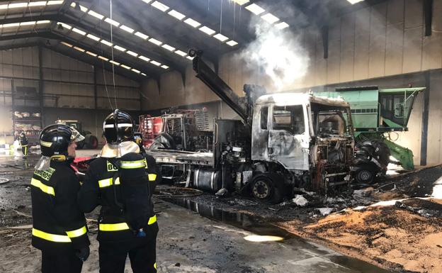 Incendio de una nave industrial en Rubí de Bracamonte
