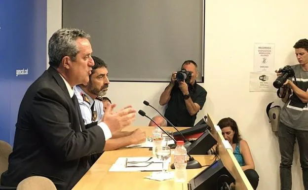 Joaquim Forn y Josep Lluís Trapero, en rueda de prensa.