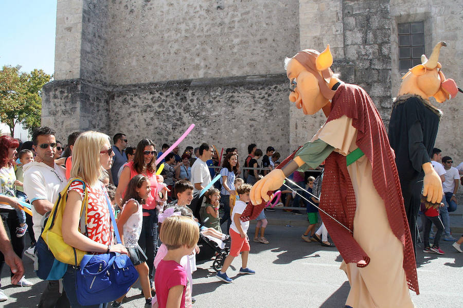 Los gigantes interactuan con los más pequeños durante el pasacalles diurno. 