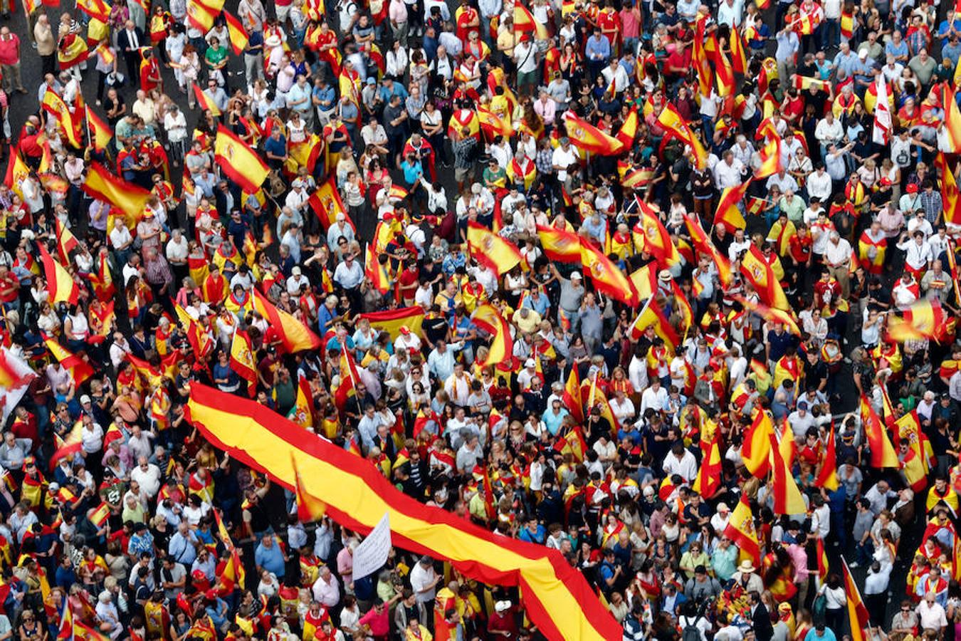 Miles de personas se han manifestado en Madrid contra el 1-O.