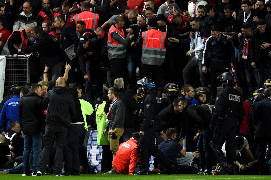 Una grada del Estadio de la Licorne se vino abajo tras el gol del francés Ballo-Touré, que desencadenó la caída de varios aficionados visitantes.