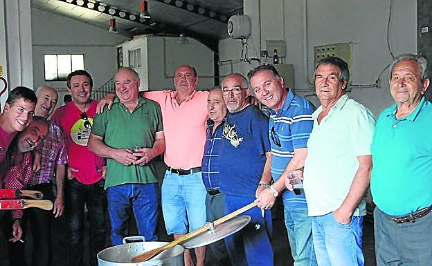 Un grupo de hombres se encargó de elaborar el arroz con costilla para más de cien personas.