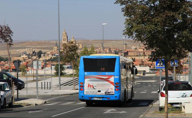 Un autobús, en el barrio de Comunidad de Ciudad y Tierra.