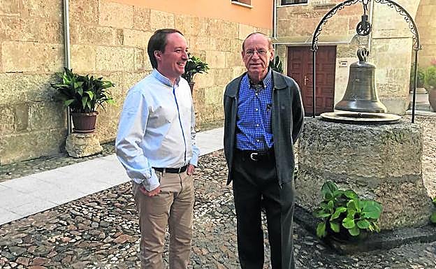 Manuel junto al delegado de Misiones, José María, en el patio del obispado de Ciudad Rodrigo. 