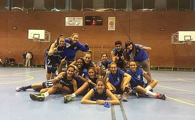 Las jugadoras del Alhambra Unami posan tras el partido en Valladolid.