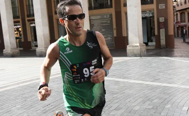 Jorge Nieto atraviesa la Calle Mayor en la segunda vuelta de la Media Maratón El Norte de Castilla.