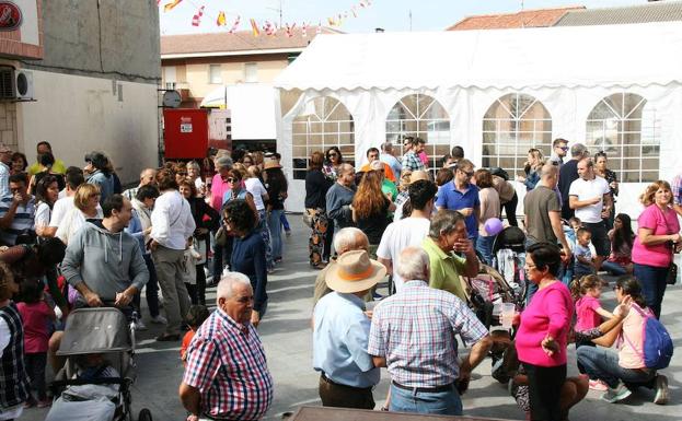 Público que asistió a la barbacoa saludable y el pincho en Sanchonuño.