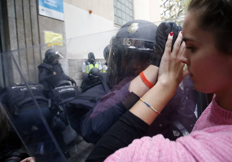 Los agentes retiran a los concentrados de la zona más cercana a los colegios electorales entre gritos de «independencia» y «queremos votar»