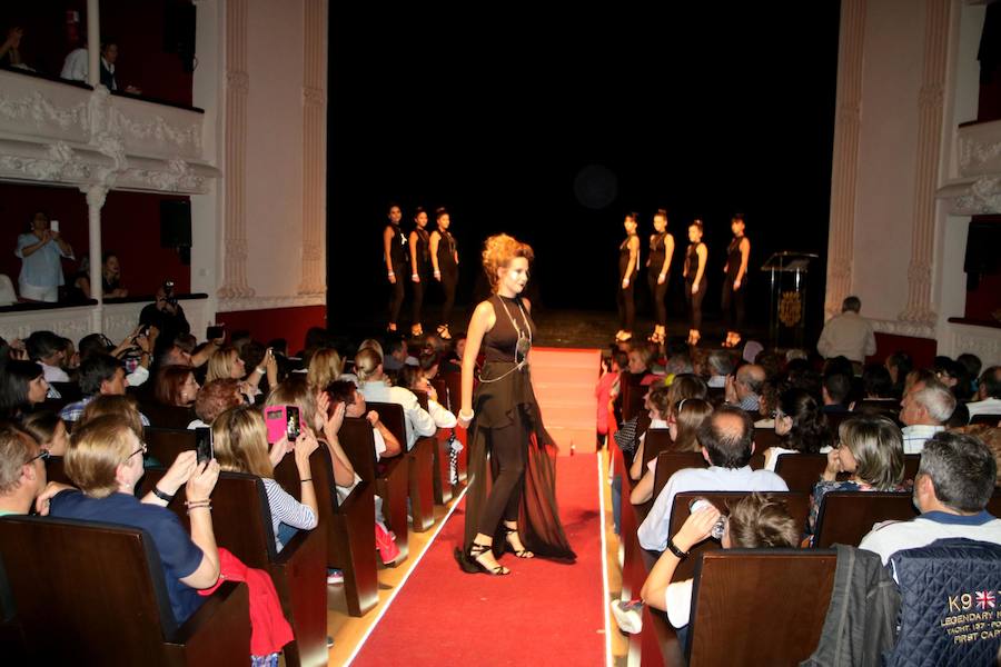 Una gala organizada por la Asociación Palentina con el Pueblo Saharaui que este año ha llegado a su décima edición y que congregó a centenares de palentinos en el Teatro Principal