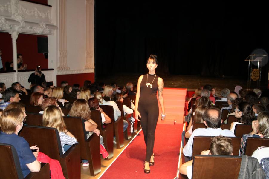 Una gala organizada por la Asociación Palentina con el Pueblo Saharaui que este año ha llegado a su décima edición y que congregó a centenares de palentinos en el Teatro Principal