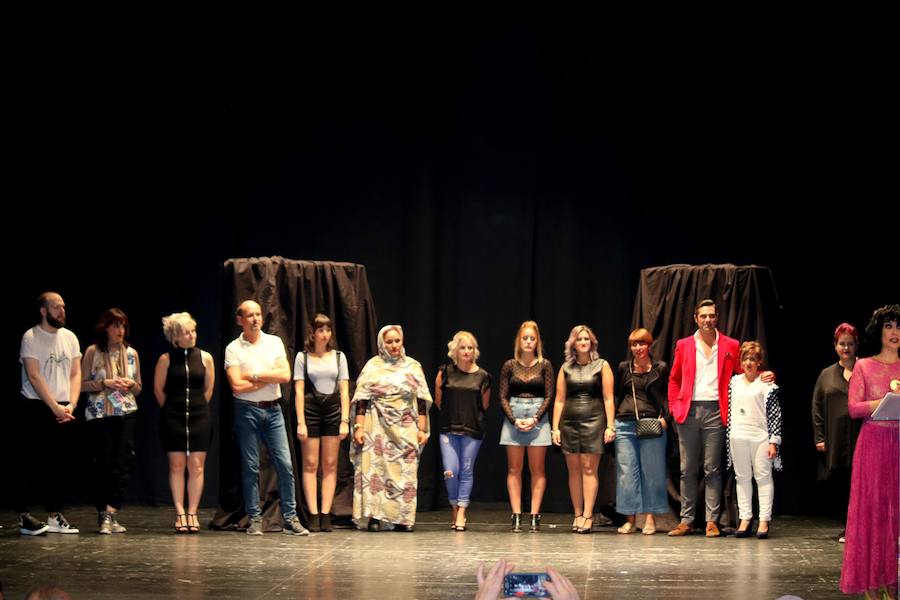Una gala organizada por la Asociación Palentina con el Pueblo Saharaui que este año ha llegado a su décima edición y que congregó a centenares de palentinos en el Teatro Principal