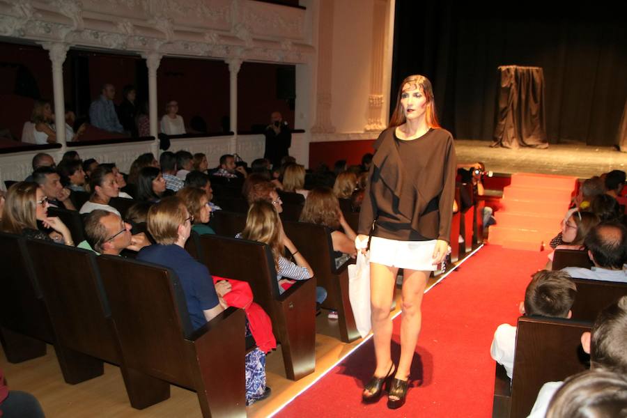 Una gala organizada por la Asociación Palentina con el Pueblo Saharaui que este año ha llegado a su décima edición y que congregó a centenares de palentinos en el Teatro Principal