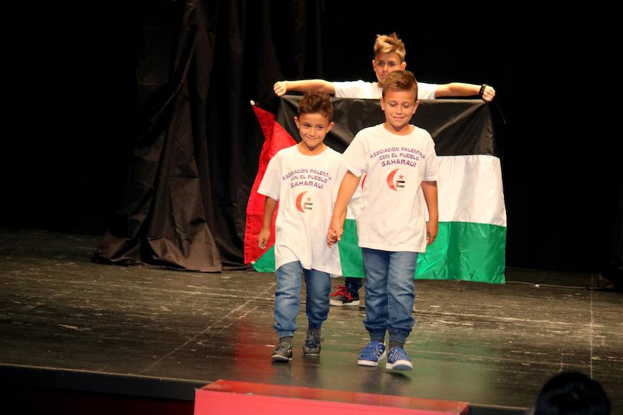 Una gala organizada por la Asociación Palentina con el Pueblo Saharaui que este año ha llegado a su décima edición y que congregó a centenares de palentinos en el Teatro Principal