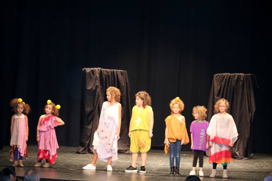 Una gala organizada por la Asociación Palentina con el Pueblo Saharaui que este año ha llegado a su décima edición y que congregó a centenares de palentinos en el Teatro Principal