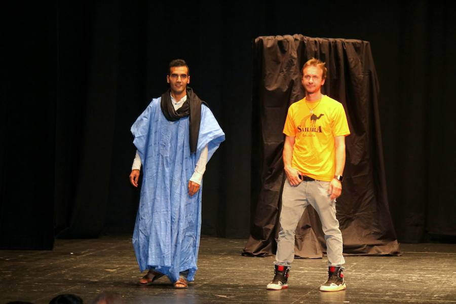Una gala organizada por la Asociación Palentina con el Pueblo Saharaui que este año ha llegado a su décima edición y que congregó a centenares de palentinos en el Teatro Principal