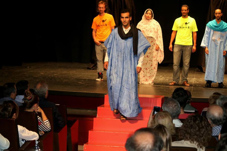 Una gala organizada por la Asociación Palentina con el Pueblo Saharaui que este año ha llegado a su décima edición y que congregó a centenares de palentinos en el Teatro Principal