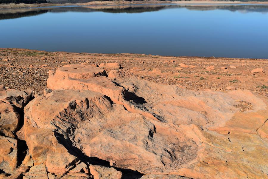 La disminución de las aguas del embalse permite que afloren piezas que van desde el jurásico al sigo XXI