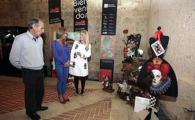 Un momento de la presentación de la exposición de Susana Largo 'El vestidor de cuentos' en el castillo de Fuentes de Valdepero. 