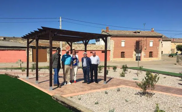 La presidenta de la Diputación, Ángeles Armisén, en el centro, durante su visita a la localidad palentina de Villodre. 