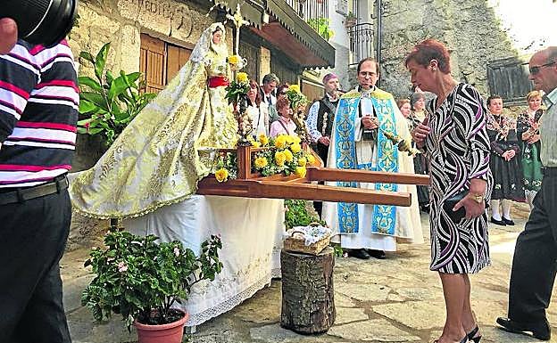 Los vecinos de Madroñal entregaron sus donativos a la Virgen de la Misericordia. 