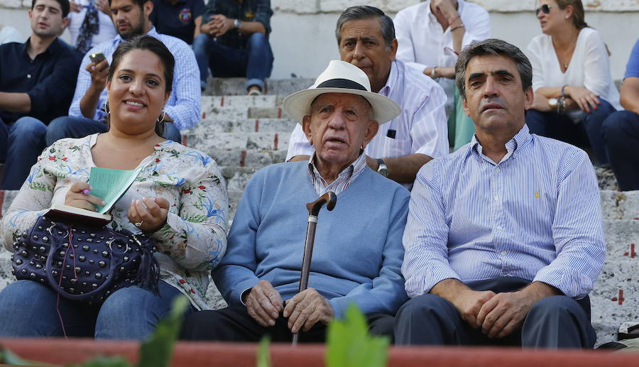 12.09.15 Victorino Martín, en el centro, con su hijo Victorino y su nieta Pilar. Tres generaciones de ganaderos, en la Feria de la Virgen de San Lorenzo de Valladolid.