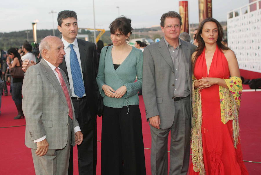 14.05.06 Victorino Martín y el dúo Gomaespuma, a su llegada a la entrega de los Premios Micrófono de Oro celebrada en Ponferrada (León). 