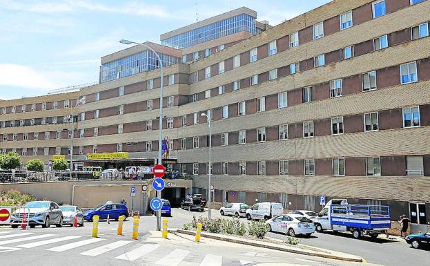 Exterior del hospital Clínico Universitario de Salamanca, donde se trata a estos pacientes. 