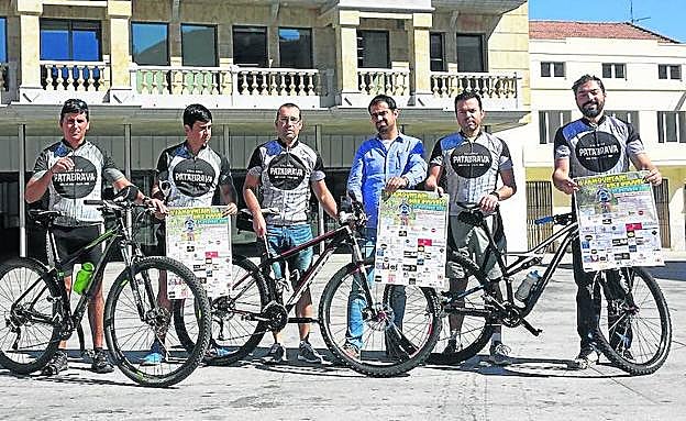 El concejal de Deportes de Guijuelo junto a miembros de la agrupación ciclista PataBrava. 