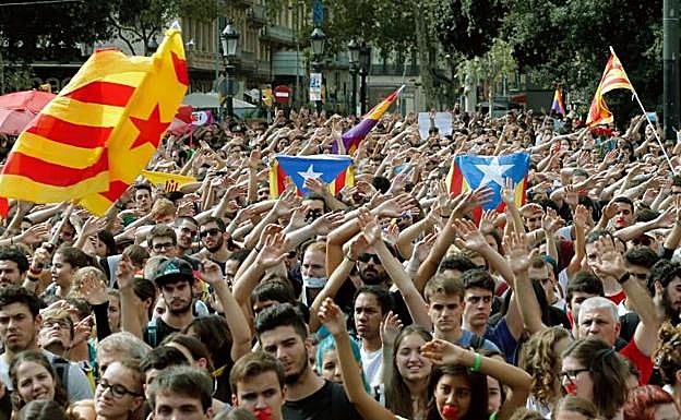 Miles de estudiantes concentrados en Barcelona.