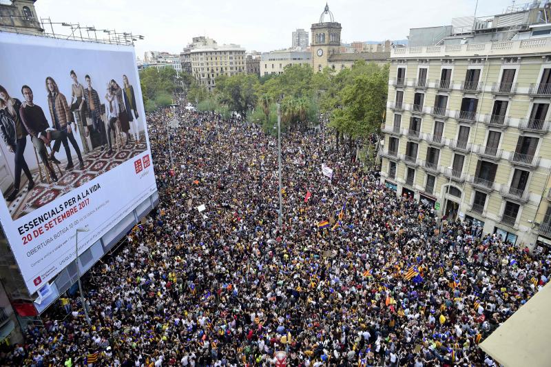 El seguimiento de la huelga es desigual: los comercios del centro de Barcelona están casi cerrados, mientras que una las plantas fabriles más importantes de Cataluña, la de Seat, en Martorell, funciona a pleno rendimiento.