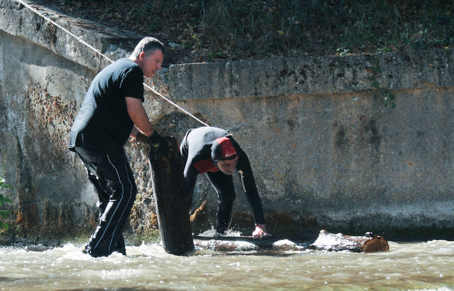 Voluntarios de Los Amigos del Pisuerga se encontraron desde colchones hasta ruedas y capazos de bebé durante las tareas