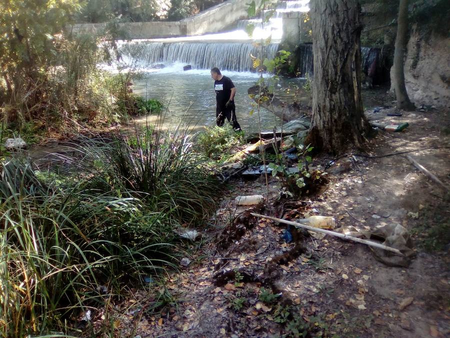 Voluntarios de Los Amigos del Pisuerga se encontraron desde colchones hasta ruedas y capazos de bebé durante las tareas
