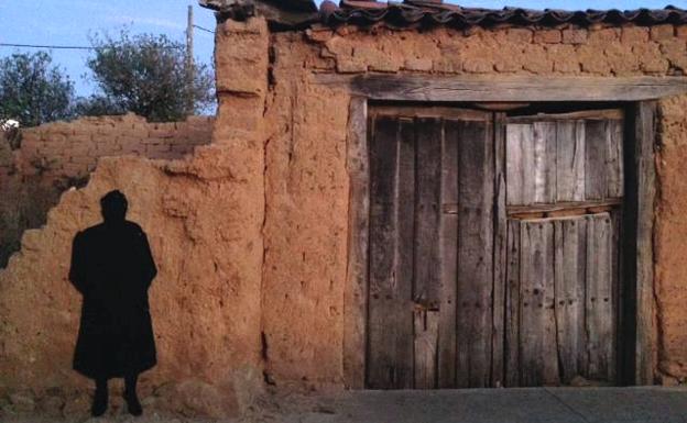 Una de las siluetas en una fachada abandonada de Ambasaguas.