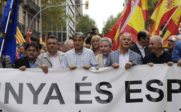 El presidente de la Asociación Salvar el Archivo de Salamanca, Policarpo Sánchez (en el centro con camisa azul de cuadros), en una manifestación en Cataluña por la unidad de España.